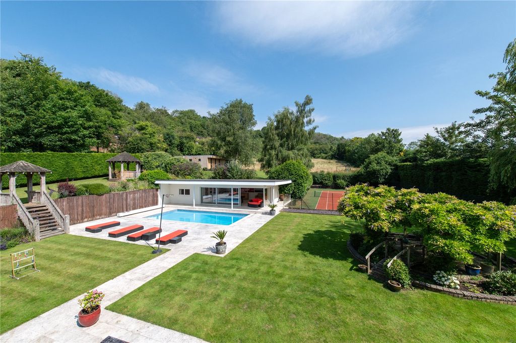 Property photo 1 of 18 Garden &amp; Pool