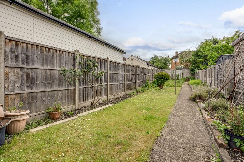 Property photo 3 of 12 5 Kitchener Road, Hp11 2Sh-12.Jpg