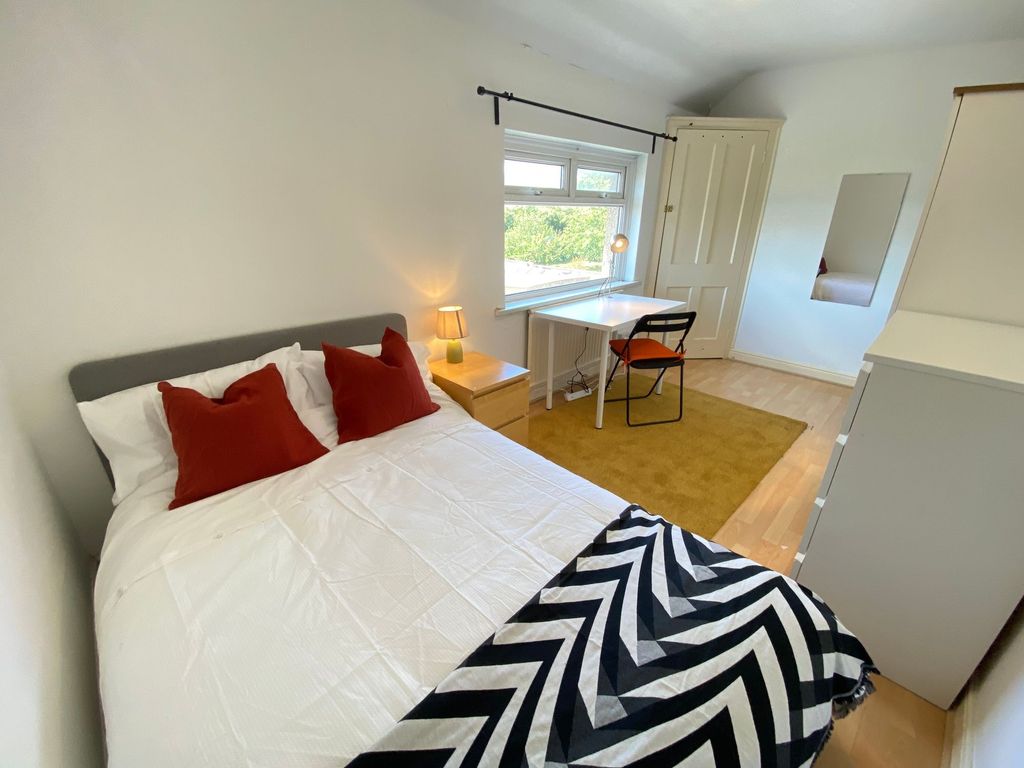 Property photo 3 of 4 A Bright And Inviting Double Bedroom Featuring A c...