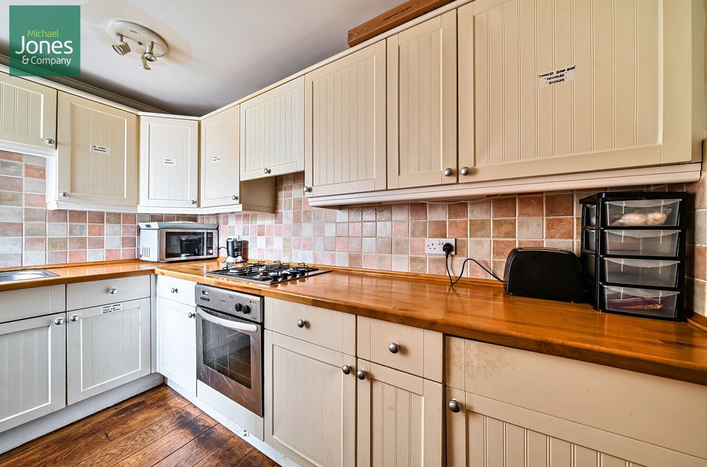 Property photo 2 of 10 Kitchen