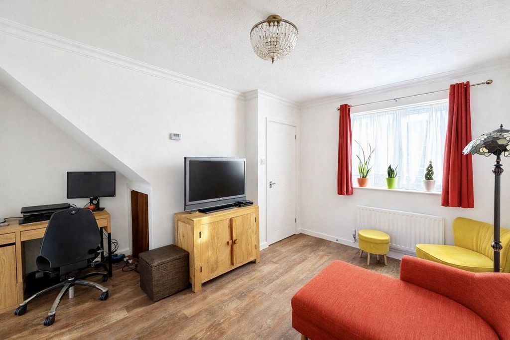 Property photo 3 of 12 Livingroom