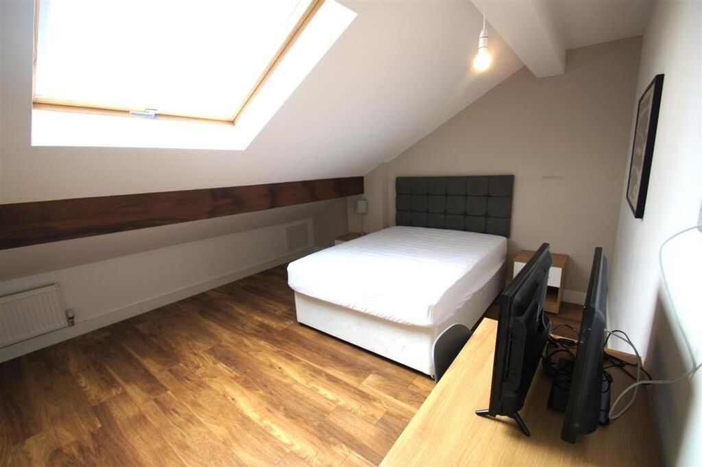 Property photo 3 of 12 Spacious Double Bedroom Featuring A Comfortable Be...