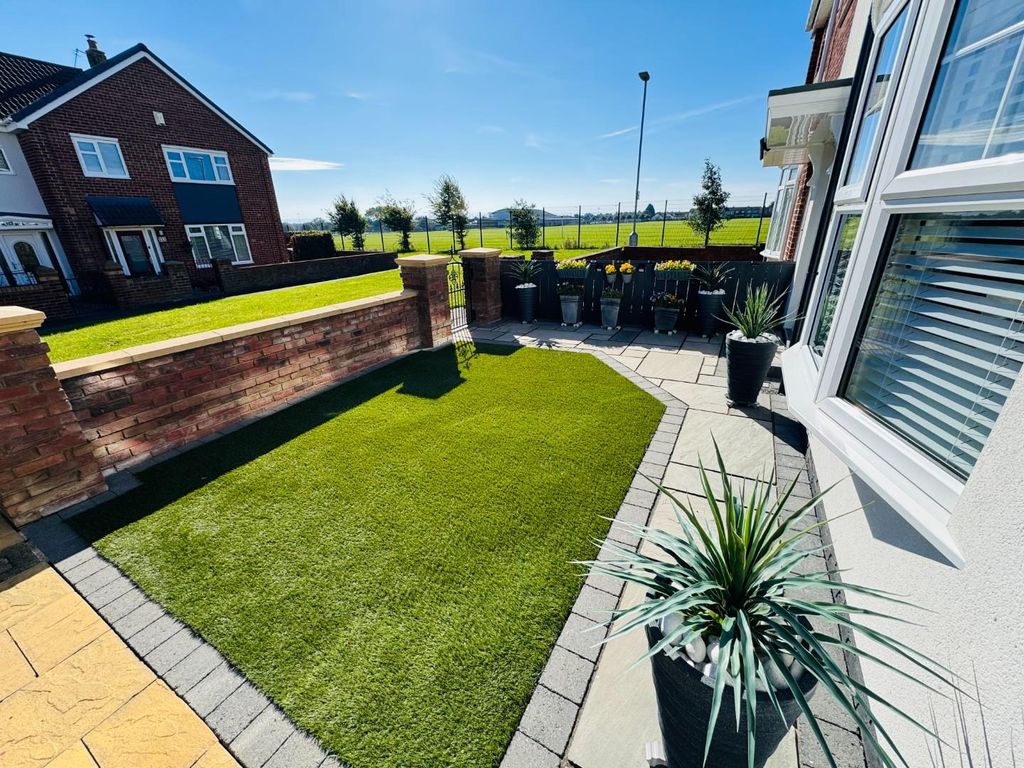 Property photo 2 of 38 Front Garden