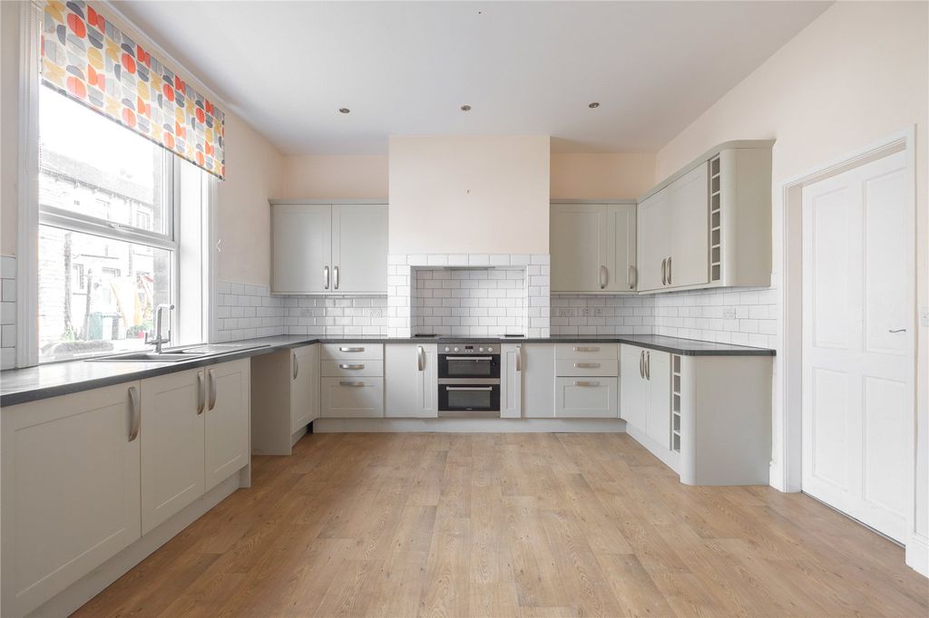 Property photo 3 of 19 Dining Kitchen