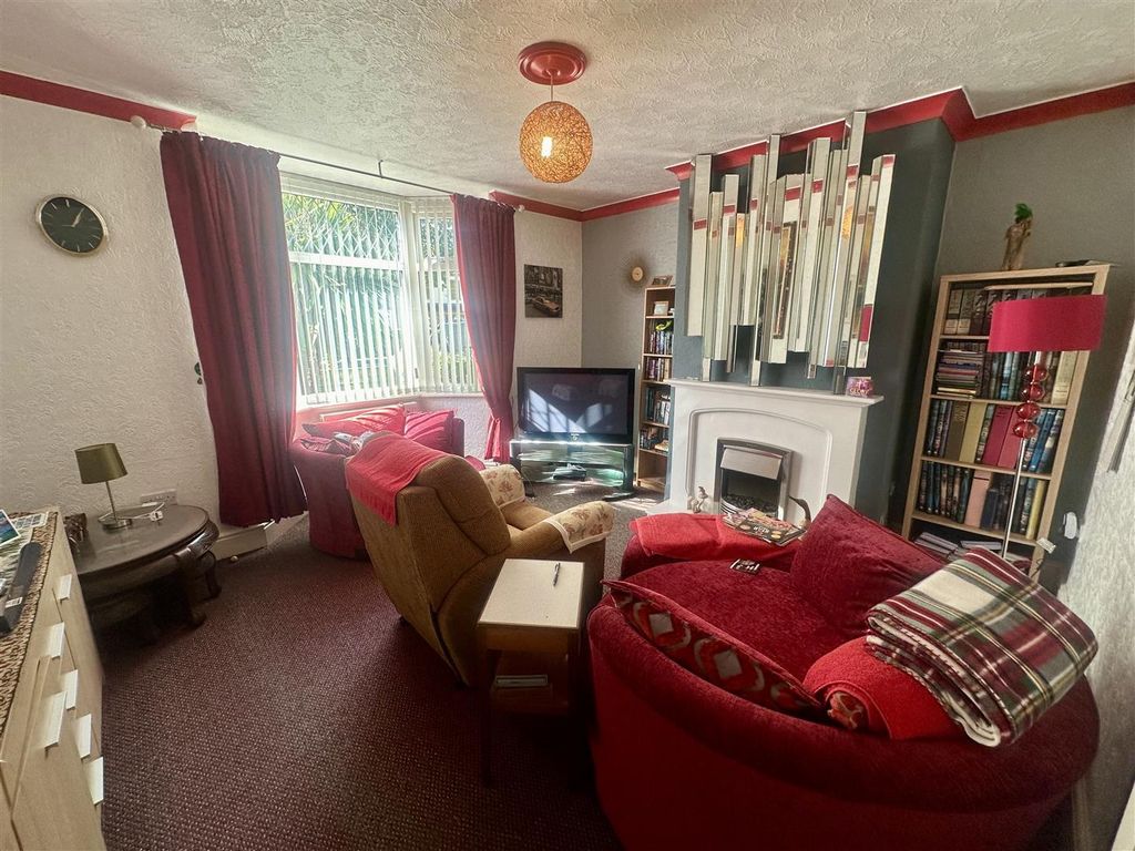 Property photo 3 of 6 Lounge