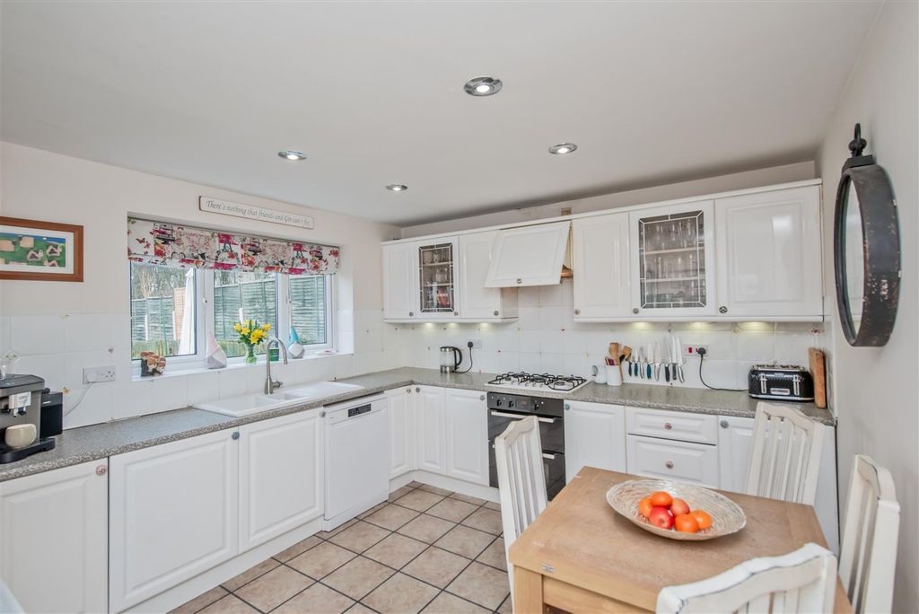 Property photo 3 of 31 Fitted Breakfast Kitchen: