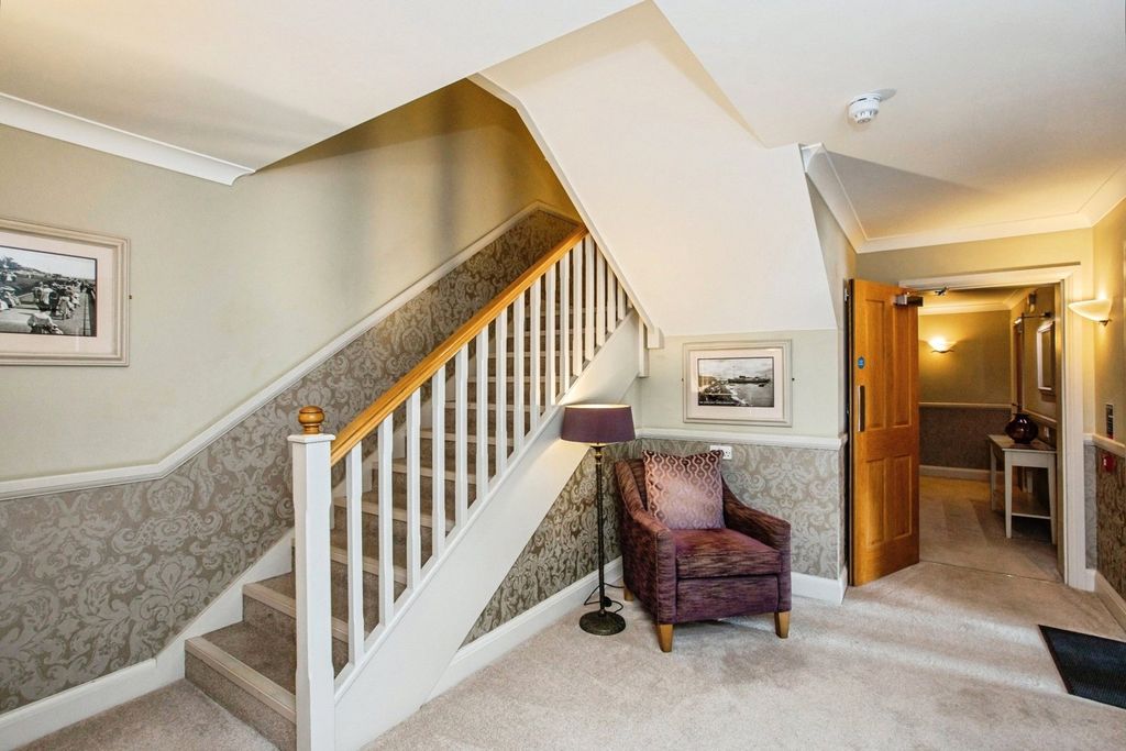 Property photo 2 of 25 Communal Entrance