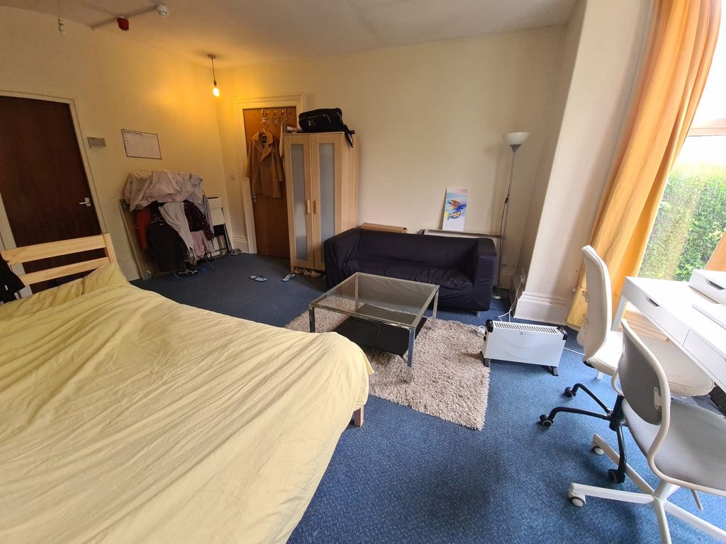 Property photo 2 of 6 A Spacious And Bright Master Bedroom Featuring A l...