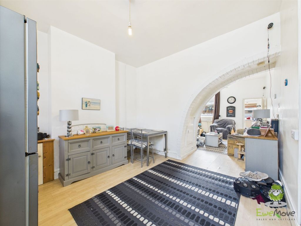 Property photo 2 of 14 Dining Room - Charlotte Thomasson Ewemove Whitchur