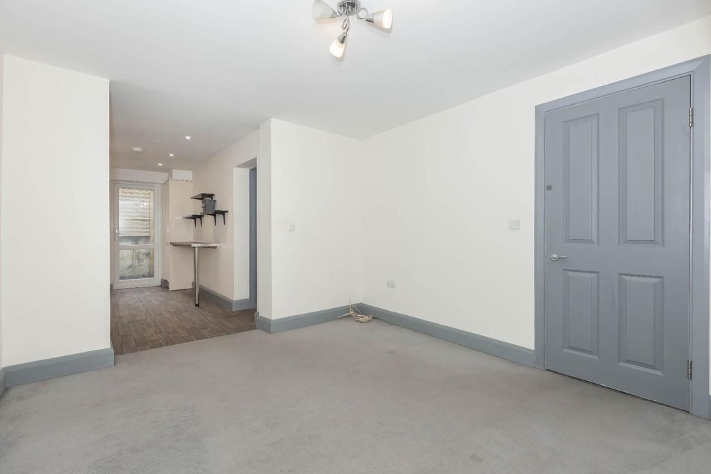 Property photo 3 of 18 Blatchington Rd_7.Jpg