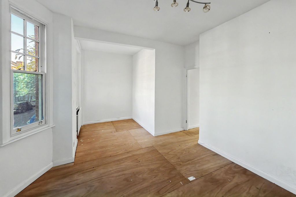 Property photo 3 of 17 Flat B, 23 Morat Street, Stockwell, London, Sw9 0Rj