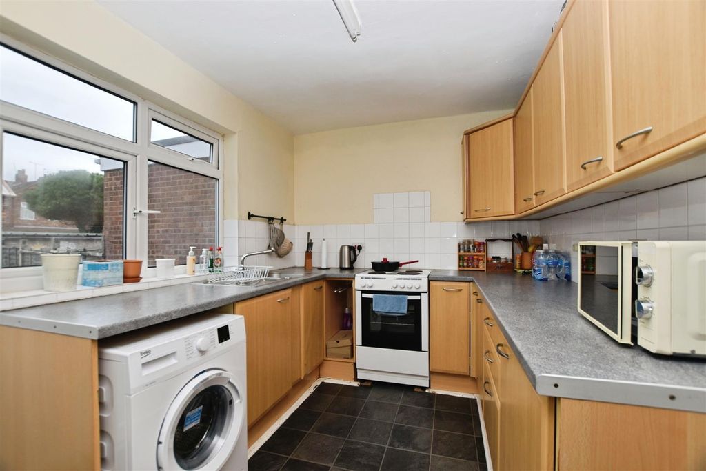 Property photo 3 of 10 Kitchen