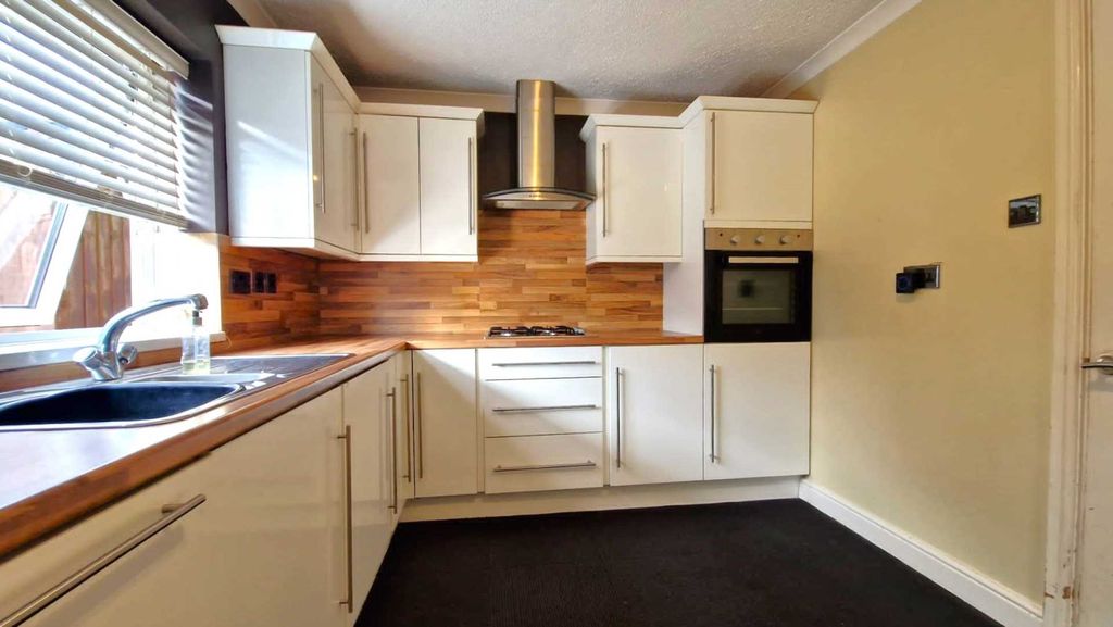 Additional image 5 of 4 bed semi-detached house to rentTithe Farm Road, Dunstable LU5