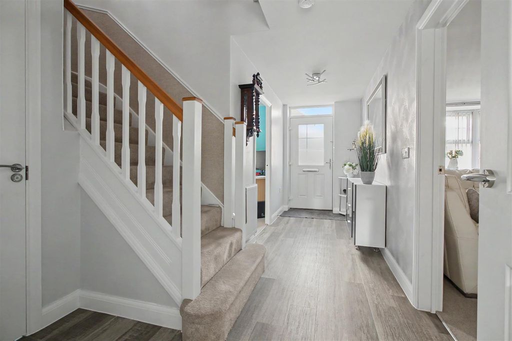 Property photo 3 of 21 Entrance Hall