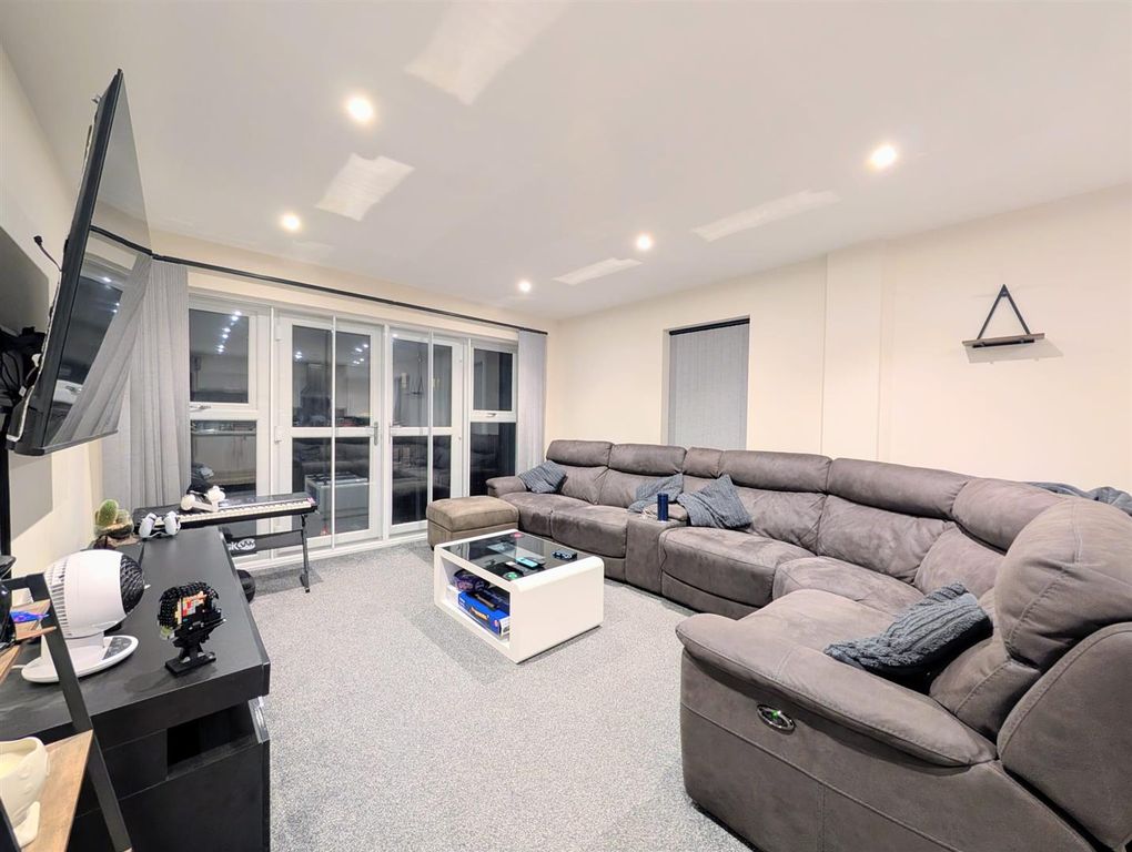 Property photo 2 of 12 Lounge 2