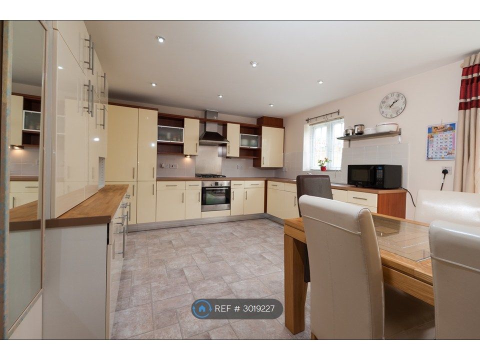Property photo 3 of 19 Kitchen