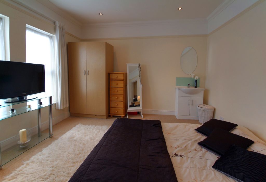 Property photo 3 of 8 Bedroom