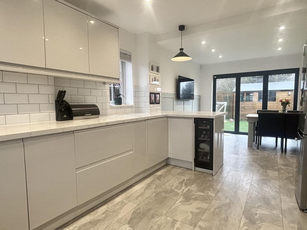 Property photo 3 of 18 Kitchen