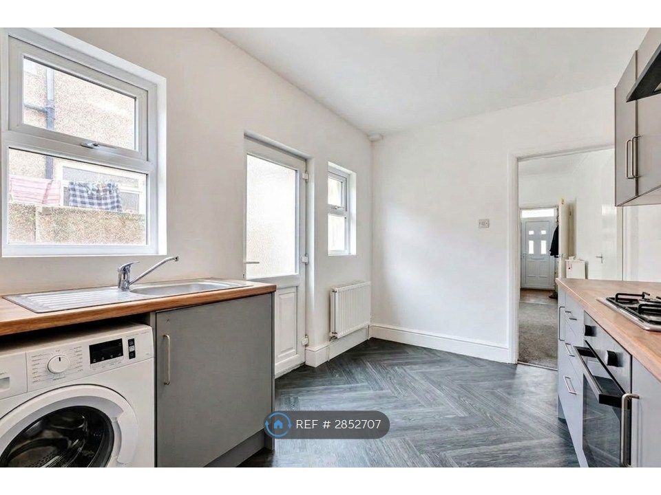 Property photo 2 of 7 Kitchen