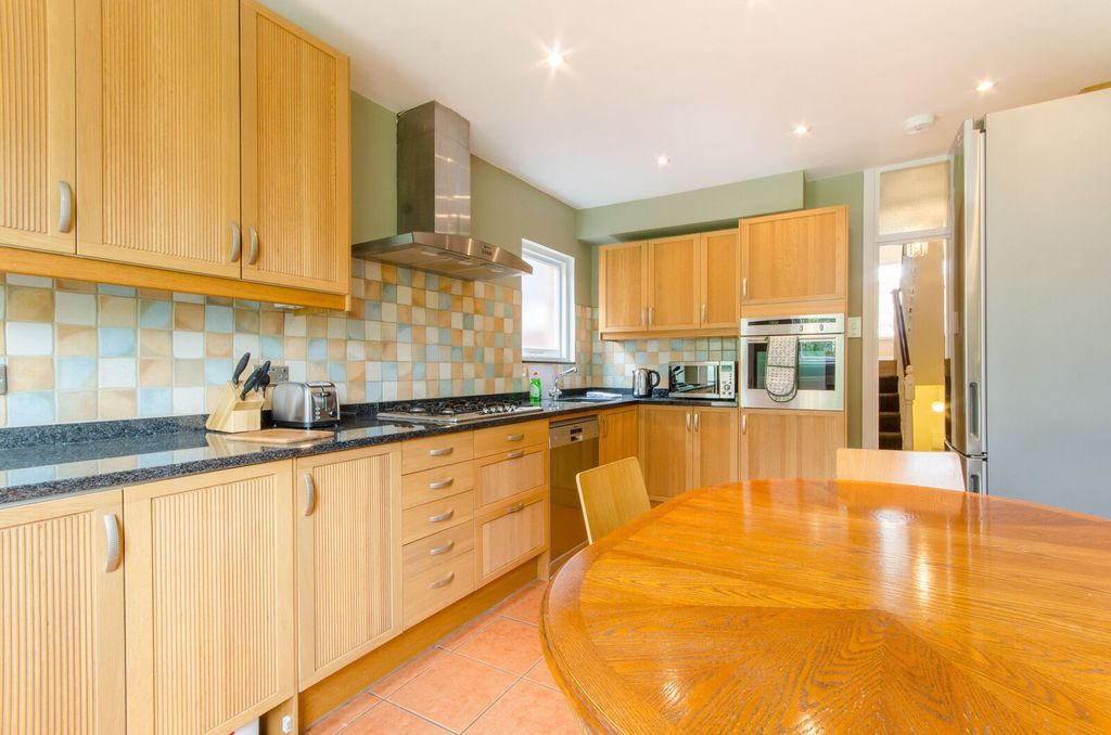 Property photo 3 of 11