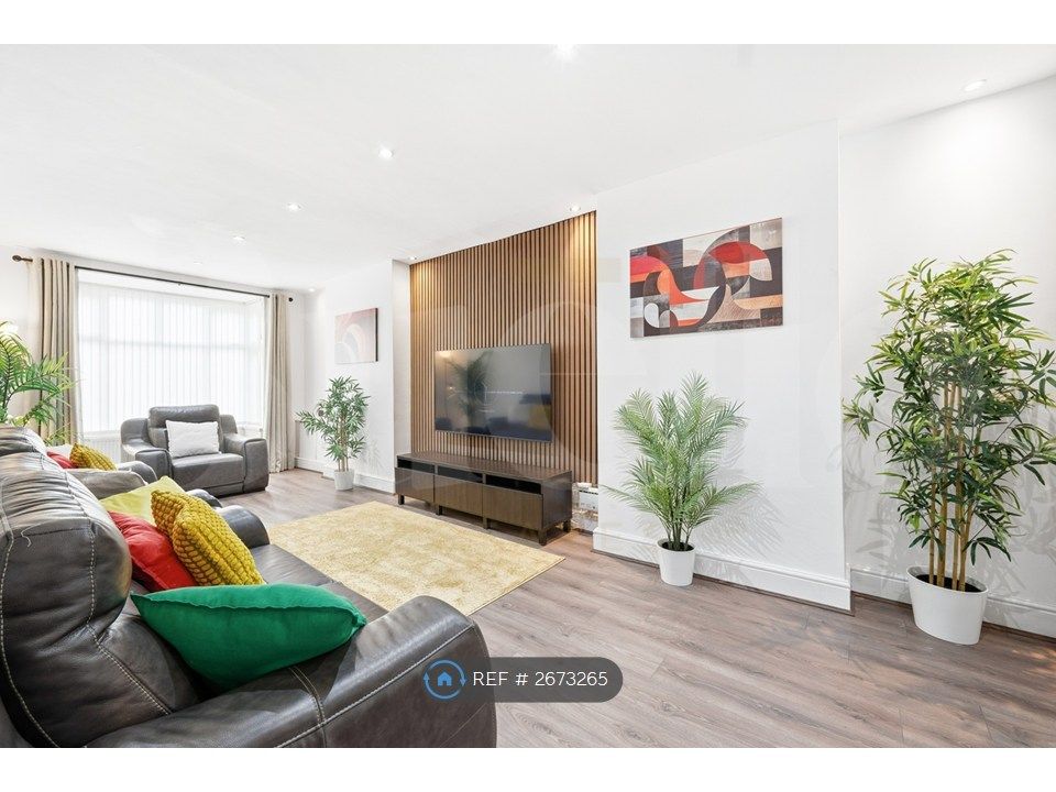 Property photo 1 of 17 Living Room