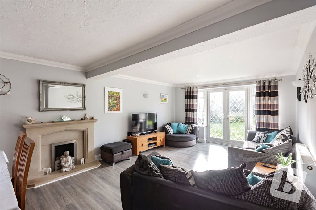 Property photo 3 of 31 Lounge