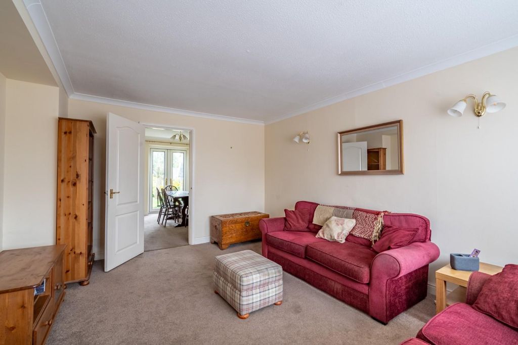Property photo 2 of 18 Oaktree Lane-2.Jpg