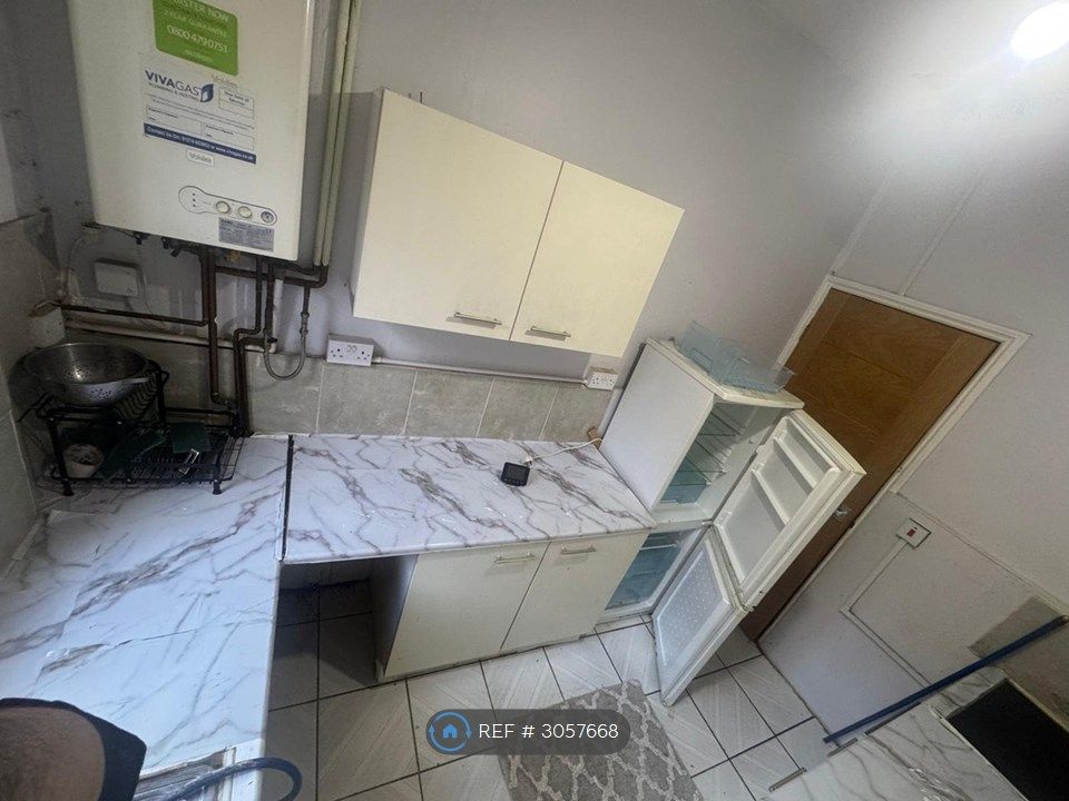 Property photo 3 of 7 Kitchen