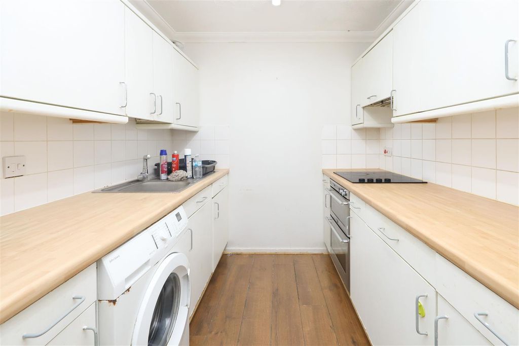 Property photo 3 of 9 Kitchen