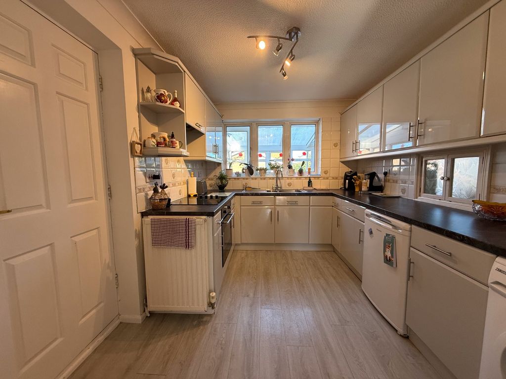 Property photo 2 of 19 Kitchen