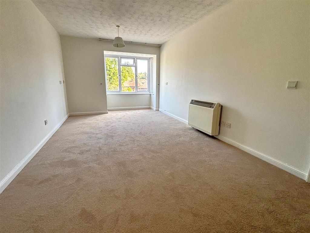 Property photo 2 of 10 Living