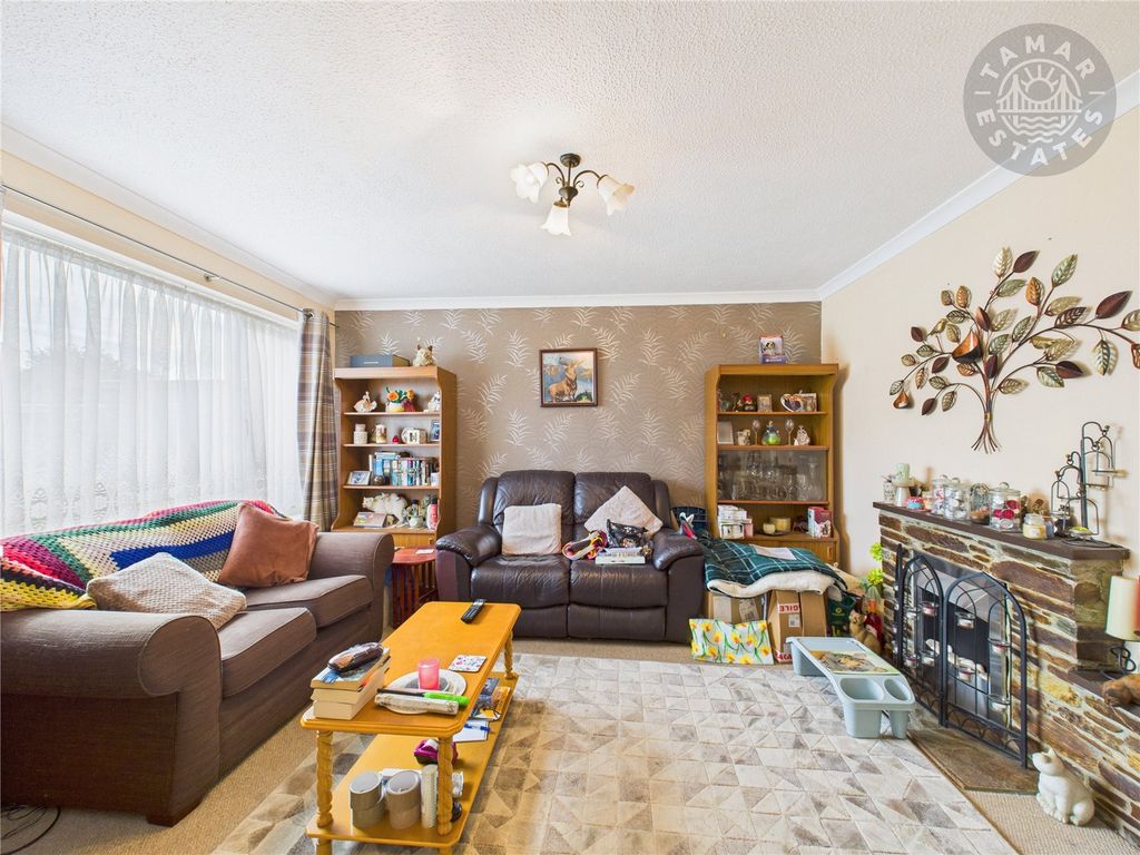 Property photo 2 of 11 Lounge