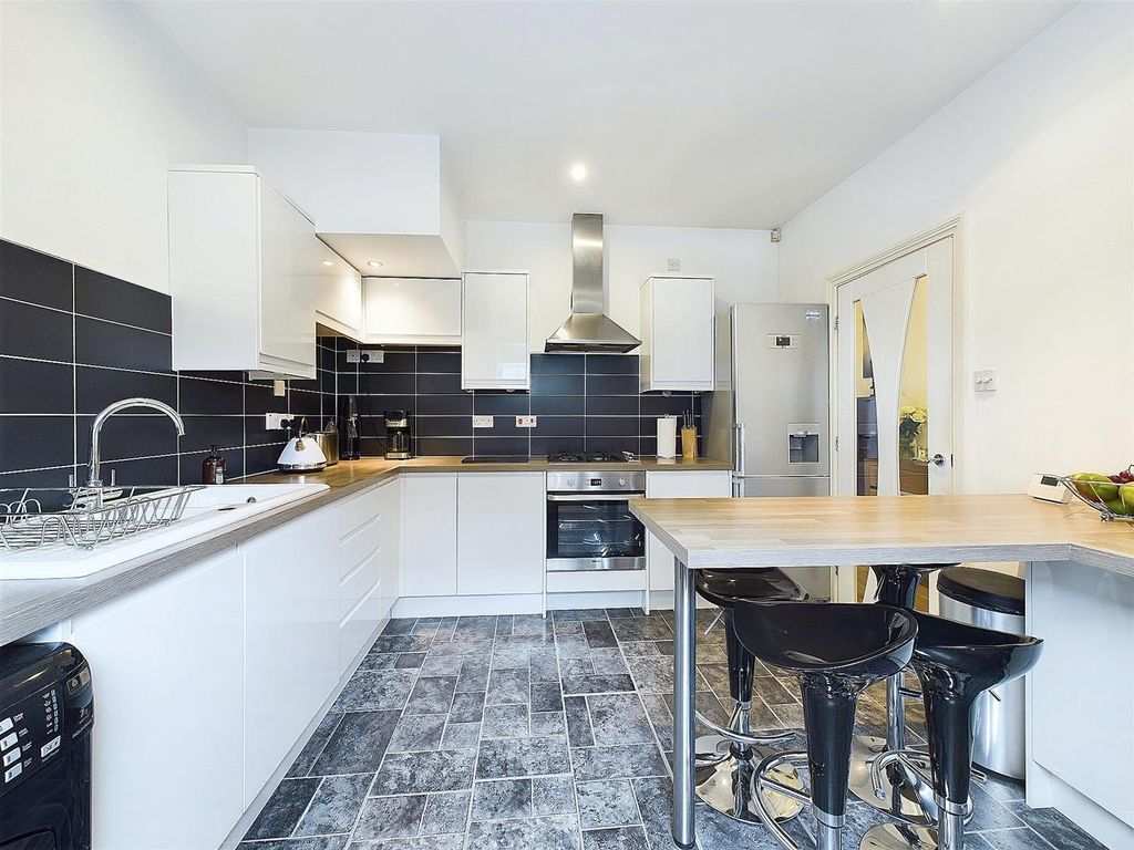 Property photo 3 of 32 Kitchen