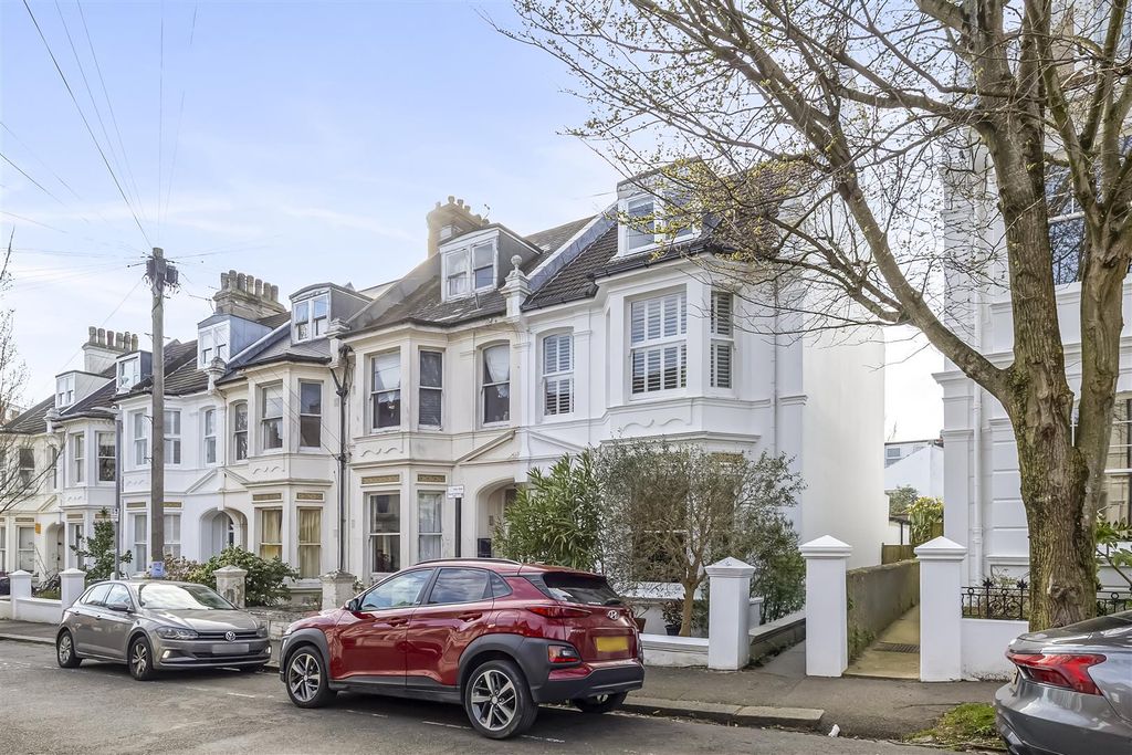 Property photo 1 of 18 Lancaster Road, 11-013.Jpg