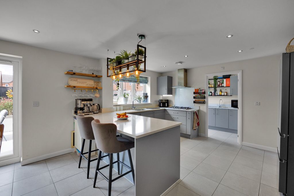 Property photo 2 of 33 5245902