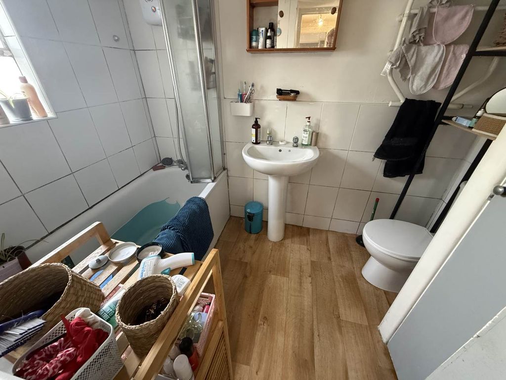 Property photo 1 of 9 Bathroom