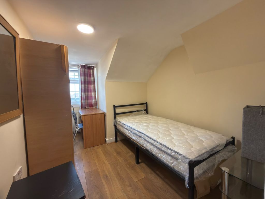 Property photo 1 of 5 Single Room Located At Main High Road Ilford- £550 Pcm Inclusive