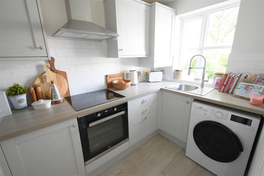 Property photo 3 of 16 Kitchen