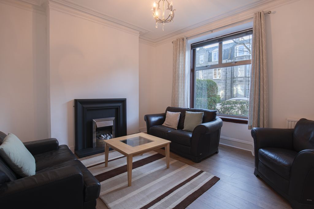 Property photo 3 of 5 Living Room