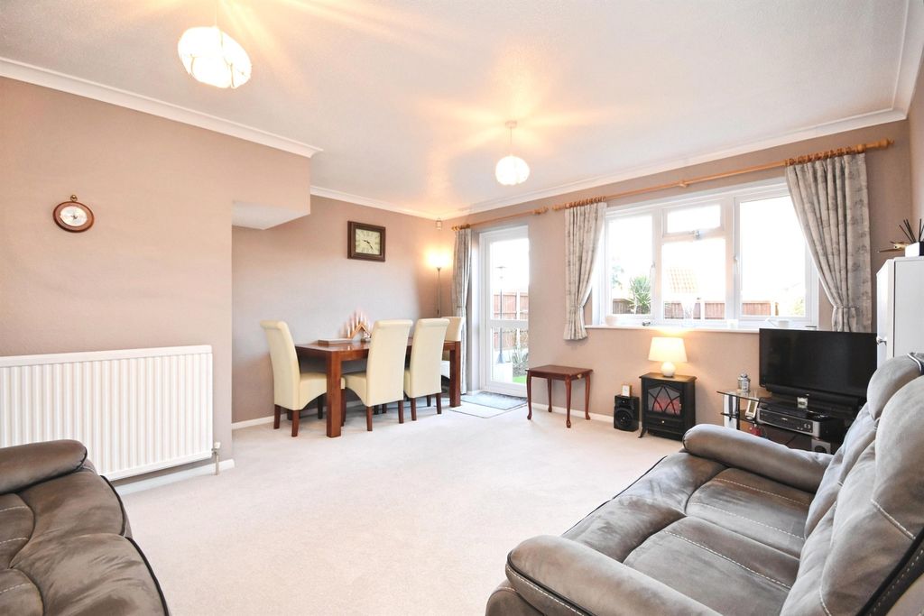 Property photo 2 of 15 Lounge