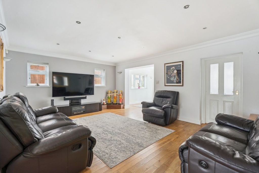 Property photo 3 of 20 Lounge