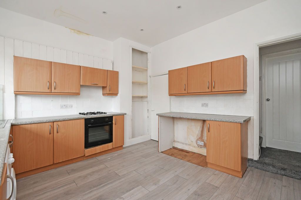 Property photo 3 of 12 Kitchen
