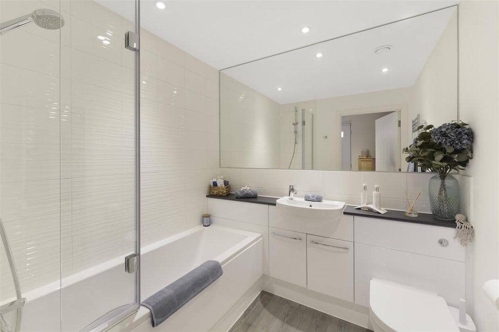 Property photo 3 of 17 5Aconcorde03.Jpg