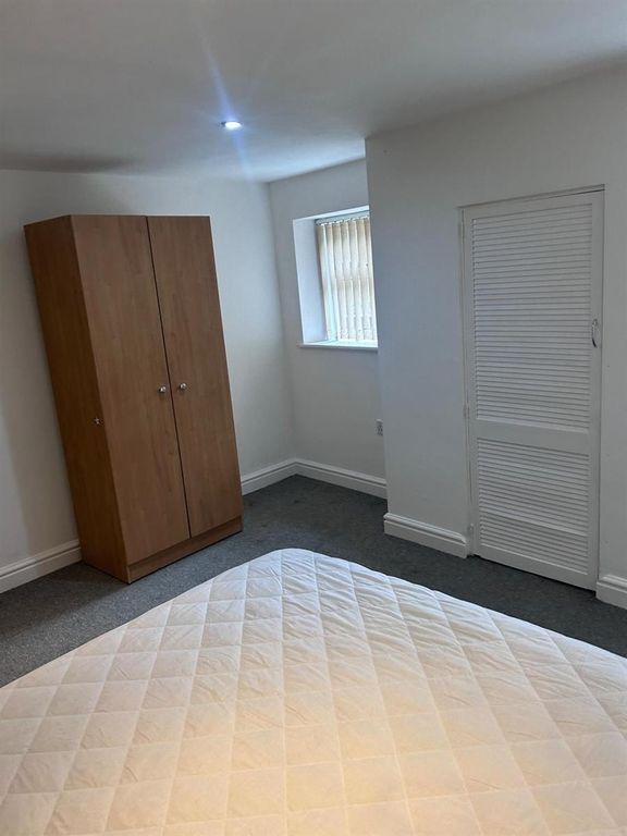 Property photo 3 of 7 Bright Double Bedroom With Built-In Storage...