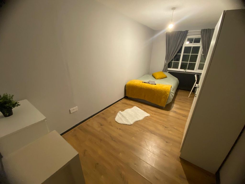 Property photo 3 of 12 Room 1- £790 Available 28/10/2026