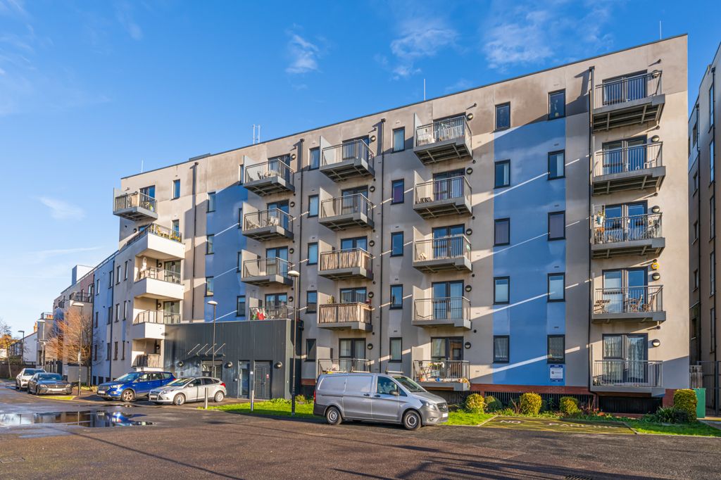 Property photo 1 of 17 Two Bedroom Flat For Sale In Southall