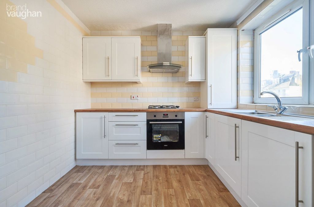 Property photo 2 of 9 Kitchen
