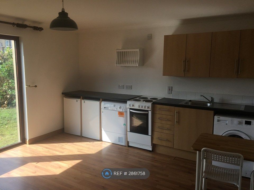 Property photo 2 of 17 Modern Kitchen With Fullsize Fridge &amp; Freezer