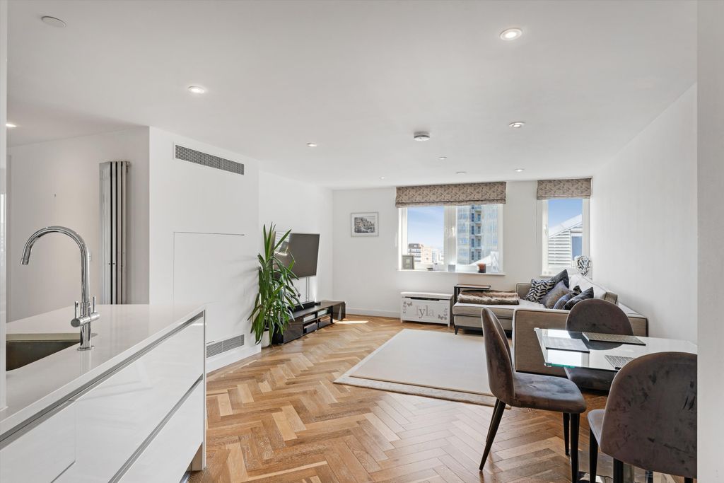 Property photo 2 of 18 Image