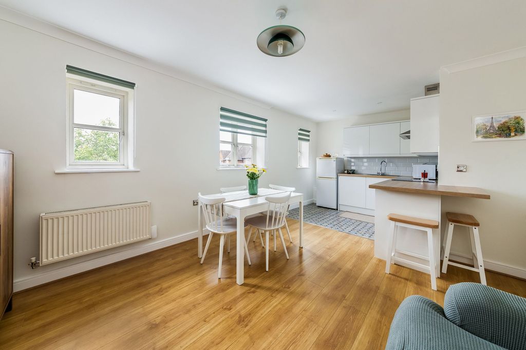 2 bed flat for saleRegal Close, Abingdon OX14 photo 5